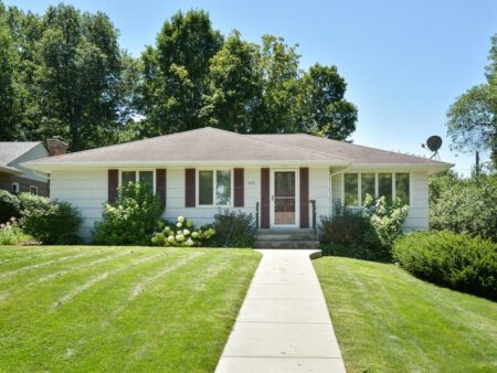 Photo of MLS# 4983581 – 611 Lyman Place, Excelsior MN 55331